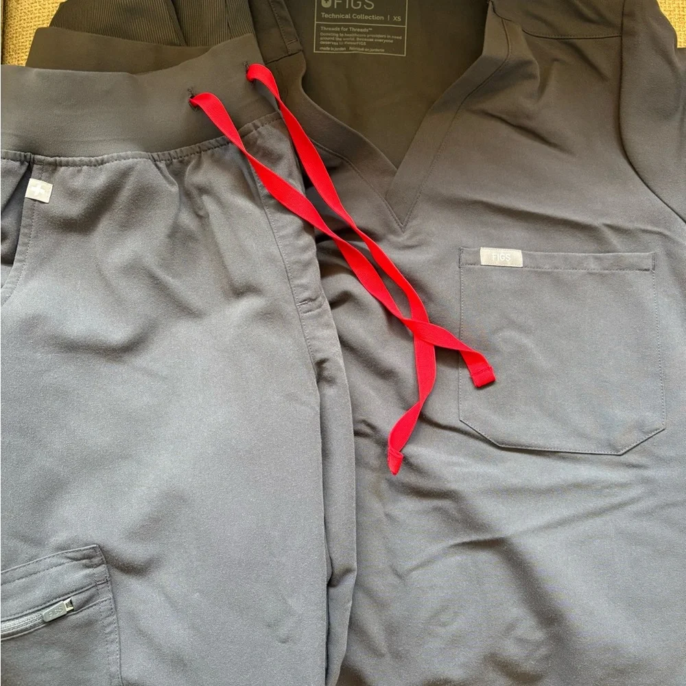 Figs Technical Collection Charcoal Scrub Top - Picture 2 of 4